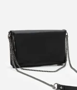 Cartera transversal mediana de poliuretano color negro, con cierre por imán, separadores con cremallera y asa de cadena.