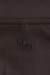 Campera deportiva corta color marrón, de corte ajustado, con cuello alto, cierre frontal con protección para el mentón y mangas largas con abertura para el pulgar. Confeccionada en tejido funcional SoftMove™ y DryMove™.