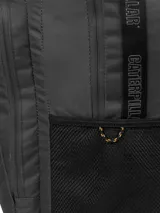Mochila negra unisex con ribetes de cordón, compartimento principal grande con bolsillo interior forrado, logo reflectante estampado, bolsillos laterales de malla, bolsillo frontal con cremallera y panel organizador con ranuras para bolígrafos y cordón para llaves. Fabricada en poliéster ripstop reciclado.