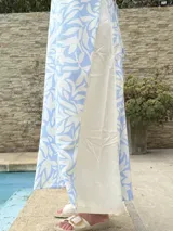 Vestido largo de viscosa estampada en tonos celeste y blanco, con breteles finos y corte imperio.