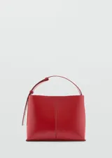 Bolso shopper rojo de poliuretano con asa corta, asa larga desmontable y asa bandolera. Cierre de imán interior.