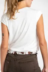 Remera blanca de viscosa con cuello en V y corte al cuerpo.