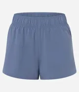 Short deportivo femenino color blanco, de poliéster, con cintura elástica, abertura lateral y bolsillo trasero.