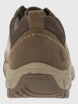 Zapato de hombre color marrón de cuero gamuzado, con cordones y suela de goma.