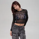 Remera corta de mesh transparente color negro con cuello redondo y estampado frontal con la frase "Hot Girl Club" en letras grises.