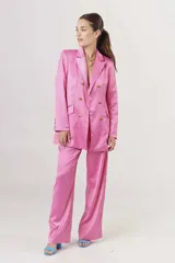 Pantalón de vestir de satén color fucsia, de corte palazzo y tiro alto.