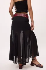 Falda larga marrón con transparencias y goudets que generan más vuelo.