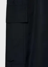 Pantalón negro de corte ancho con cintura elástica y cordón ajustable.