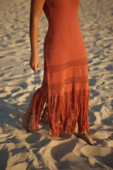 Vestido largo terracota de tejido de punto con breteles finos, detalle de calado horizontal en la falda y terminación con flecos.