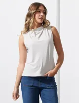 Blusa sin mangas de seda fría color beige, marca Tahari, con cuello volcado.