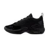 Championes Jordan Max Aura 6 color negro, con detalles en charol y logo Jumpman en el lateral.