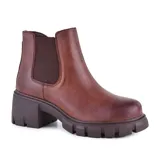 Bota corta color beige de cuero, con elástico lateral, caña baja y suela track con taco ancho.