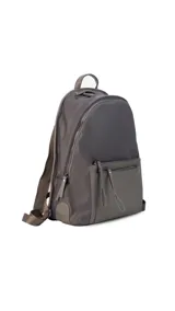 Mochila negra de tela impermeable con detalles en cuero sintético. Tiene un compartimento principal con cierre, un bolsillo frontal con cierre y un compartimento interno para notebook de 15 pulgadas.