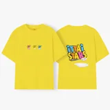 Camiseta celeste de manga corta con cuello redondo y estampado frontal de tres recipientes con cereales. En la parte trasera tiene un estampado grande con el texto "iUTTAi STARS" y un plato con cereales.