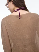 Top de punto color marrón con lurex, de silueta amplia, manga caída y escote redondo.