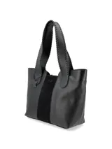 Cartera shopper negra de cuero graneado con panel central de gamuza. Tiene manijas con costuras en cuero y logo metálico de la marca.