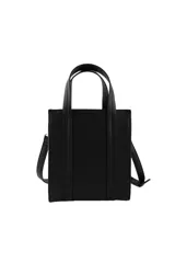 Cartera tipo tote bag color rosa pálido, con doble asa corta y tira larga regulable y desmontable. Tiene un aplique metálico con forma de boca en la parte superior y el logo de la marca en la parte inferior.