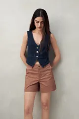 Short negro de algodón, de tiro medio, con bolsillos delanteros y traseros.