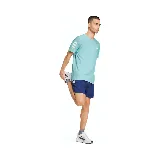 Remera deportiva Adidas color celeste con cuello redondo y mangas cortas. Presenta el logo de la marca en el pecho y las tres líneas características en las mangas.