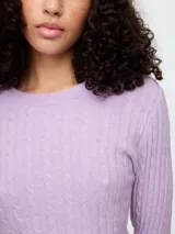 Sweater lila de tejido de punto con trenzas, corte ajustado y cuello redondo.