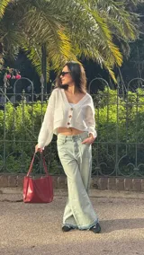 Pantalón de jean celeste con tiro alto, corte recto y bolsillos delanteros y traseros.