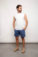 Remera musculosa blanca de algodón, corte recto y cuello redondo.