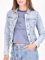 Campera de jean de mujer, color azul claro lavado, con corte clásico, cuello camisero, botones frontales y bolsillos con tapa en el pecho.