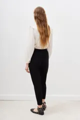 Pantalón babucha negro con cintura elastizada y cordón ajustable.
