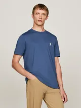 Remera azul de algodón con cuello redondo y logo bordado en el pecho.