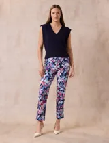Pantalón recto de gabardina elastizada con estampado floral multicolor. Pretina ancha elastizada. Marca Zac & Rachel.