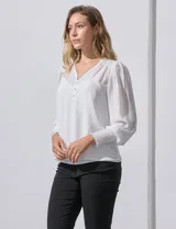 Blusa blanca de gasa marca Tahari, con escote en V, apliques de botones y detalle de punto smock en hombros y puños. Incluye musculosa a tono.