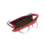 Bandolera roja de cuero con tachas plateadas en los bordes y correa de hombro ajustable.