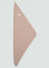Pañuelo triangular color rosa claro, tejido en mezcla de lana y cashmere.