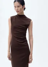 Vestido midi marrón sin mangas, con cuello alto y diseño entallado con drapeado lateral.
