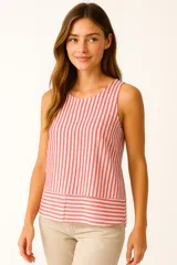 Musculosa cropped de lino a rayas rojas y blancas, de corte recto, con cuello a la base.