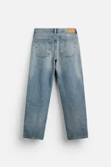 Pantalón de jean gris de corte recto, con cinco bolsillos, efecto lavado y cierre frontal con botones.