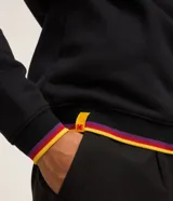 Buzo negro de algodón y poliéster con cuello redondo y mangas largas. Estampado frontal con el logo de Kodak a rayas de colores.