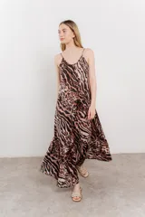 Vestido largo con estampado animal print en tonos tierra y negro, breteles finos y corte amplio.