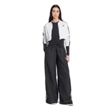 Pantalón Adidas de tela color negro con tres rayas blancas verticales a los costados y logo de la marca en la parte superior.