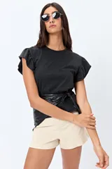 Short de jean color beige, con calce medio, bolsillos funcionales y tajos pequeños en el ruedo.