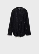 Camisa negra de poliéster con lentejuelas, corte recto, cuello mao y cierre frontal con botones.