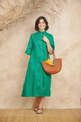 Vestido largo tipo camisa oversize, color verde esmeralda, con cuello mao y abotonadura frontal.