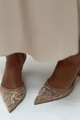 Zapato destalonado color beige con tacón fino y punta fina. Diseño de mesh con bordados florales y detalle de pequeñas perlas.