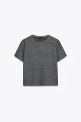Remera gris de tejido de punto, con cuello redondo y mangas cortas.