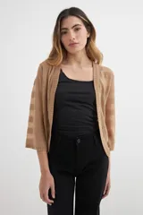 Cardigan de tejido de punto color beige con rayas horizontales en tono más claro, de mangas 3/4 y corte clásico.