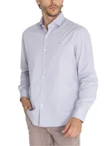 Camisa de manga larga celeste claro con cuello italiano y logo bordado en el pecho.
