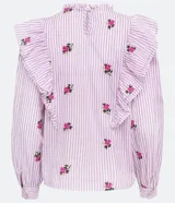Blusa de algodón a rayas verticales blancas y lilas, con bordado de rosas rosadas. Tiene cuello redondo con volados, mangas largas y volados en los hombros.