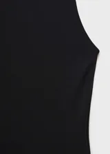 Vestido largo marrón ajustado al cuerpo, sin mangas y con cuello redondo.