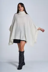 Poncho polerón negro tejido con cuello alto y mangas 3/4.