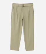 Pantalón de vestir color verde oliva, de corte relaxed, con cinturón con hebilla y pliegues delanteros.